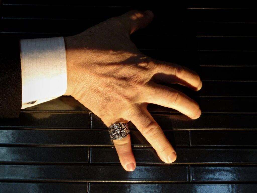 スーツの袖口とリングを合わせた着用写真