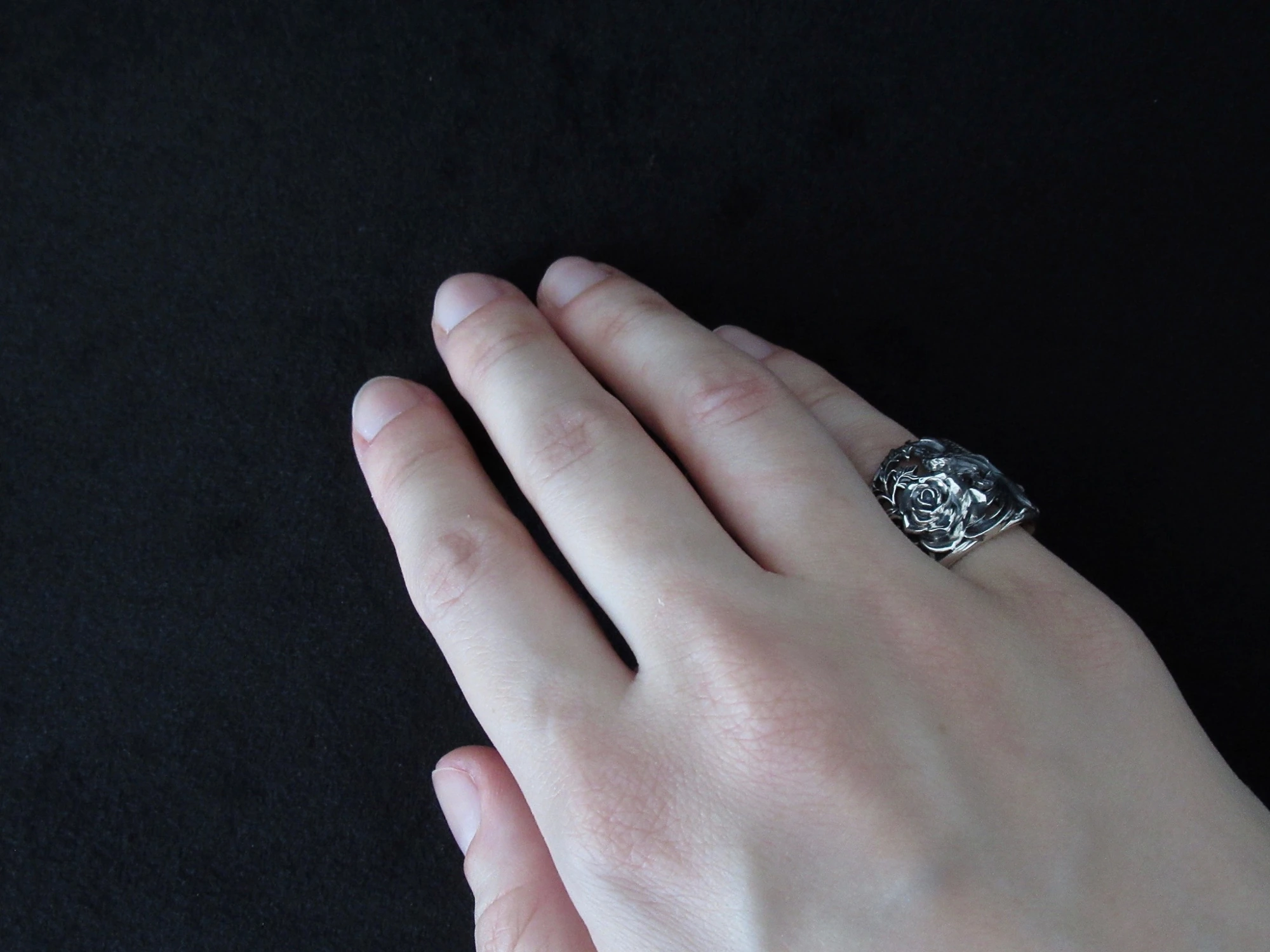 Scale of the ring on the hand