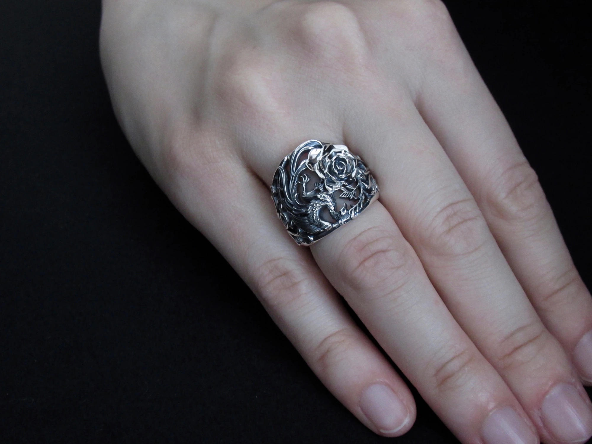 Ring following the line of the hand