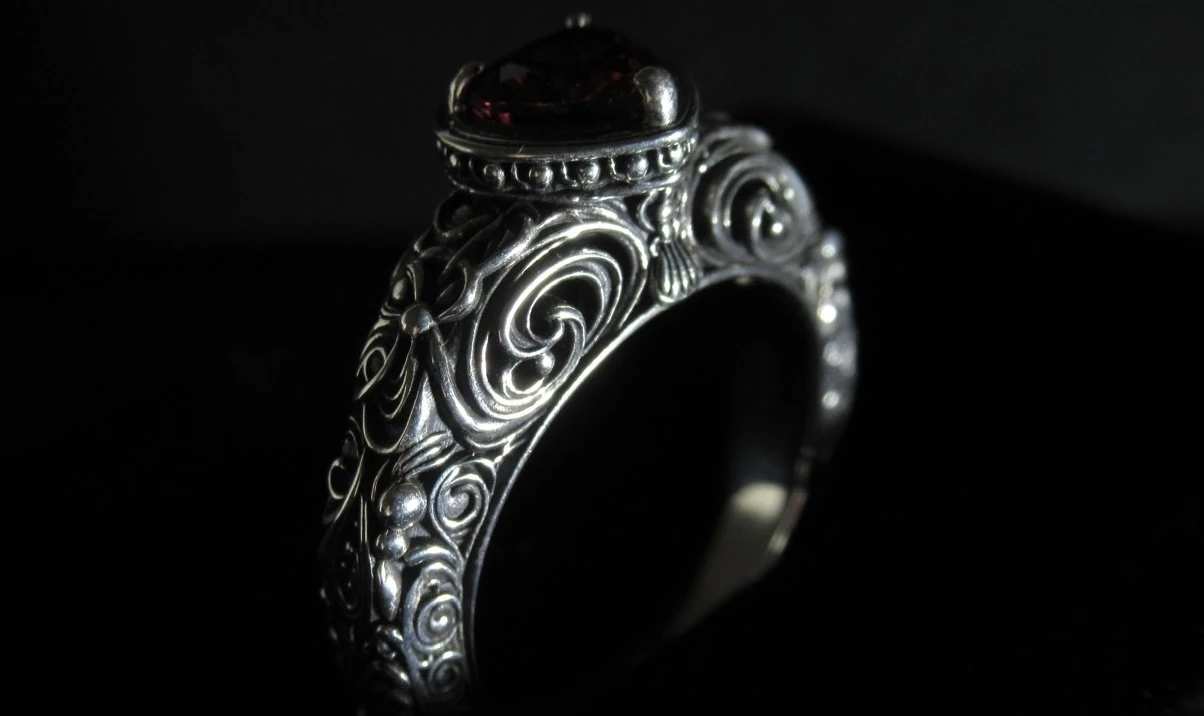 Openwork on the POISON ring inspired by Japanese ranma carving