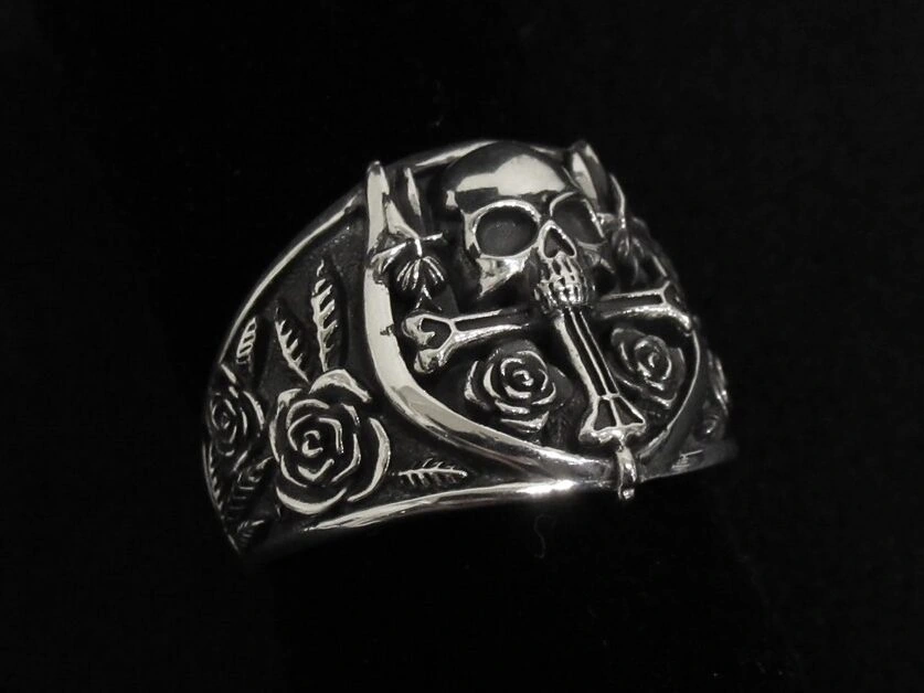 An eternally beautiful world skull ring