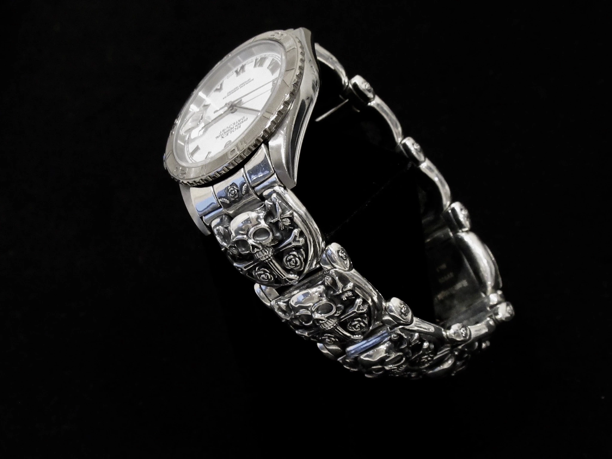 スカルと薔薇を立体的に刻んだSilver925のウォッチバンド
